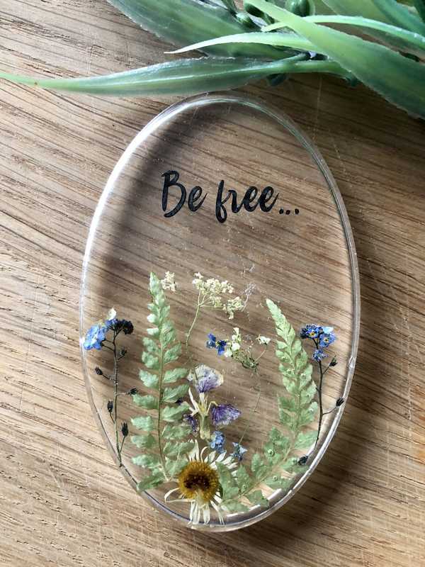 Be free Oval resin plaque